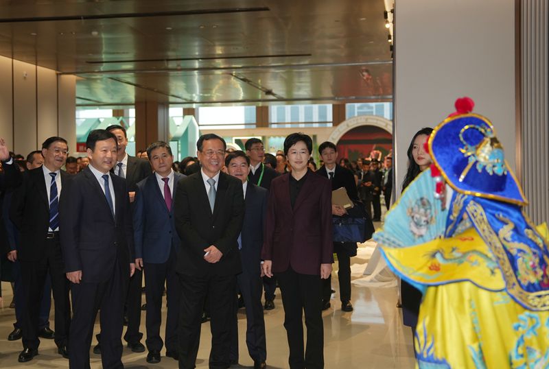 2025全球熊猫伙伴大会在蓉开幕 
吕岩松施小琳刘国洪致辞「相关图片」